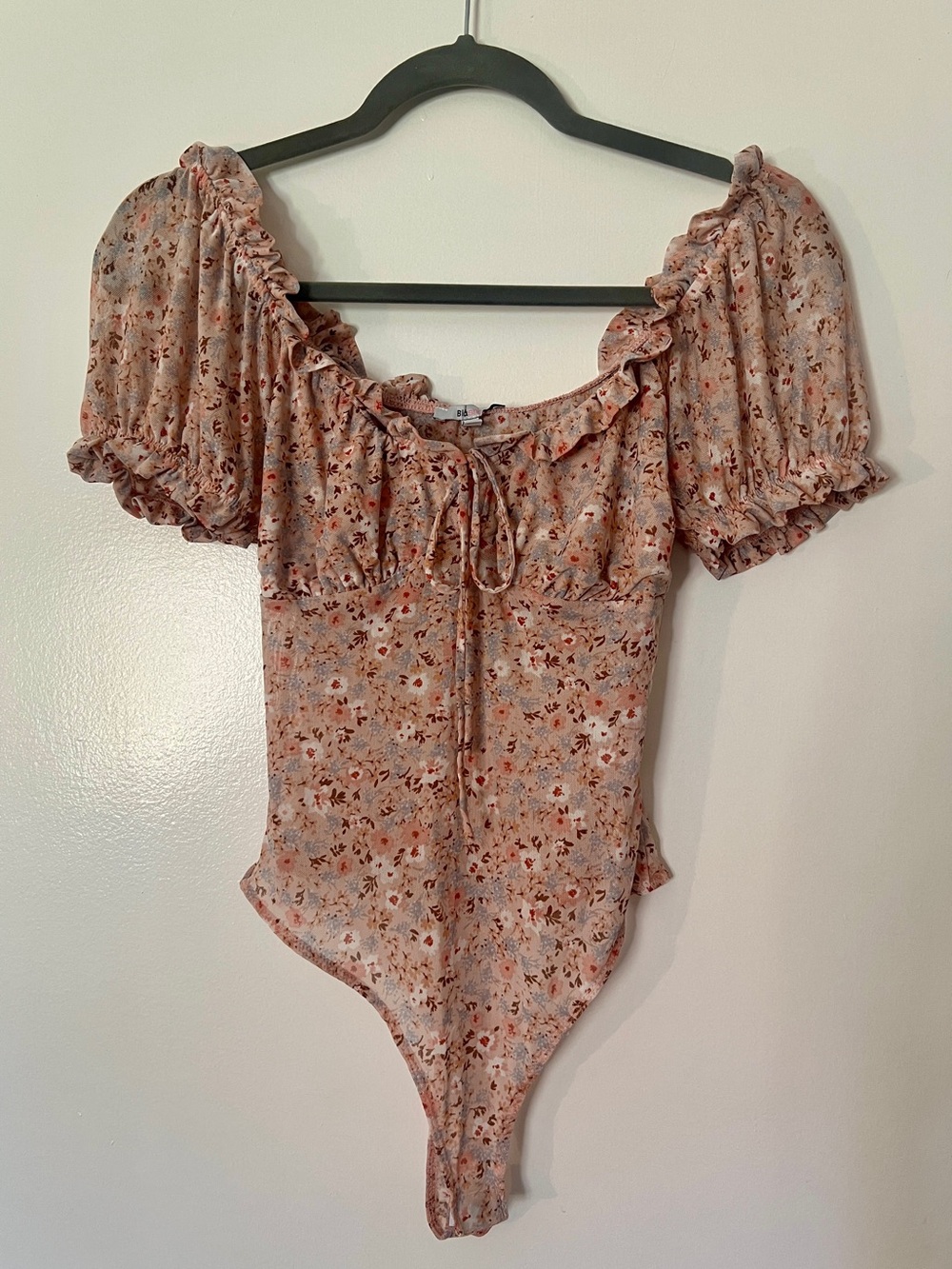Blāshe Floral Puff Sleeve Ruffle Bodysuit – Size S
